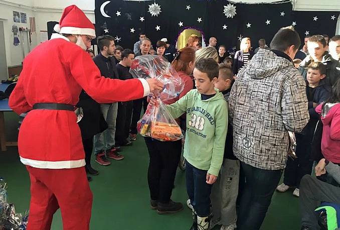 Budi muško klub u ulozi Djeda Mraza