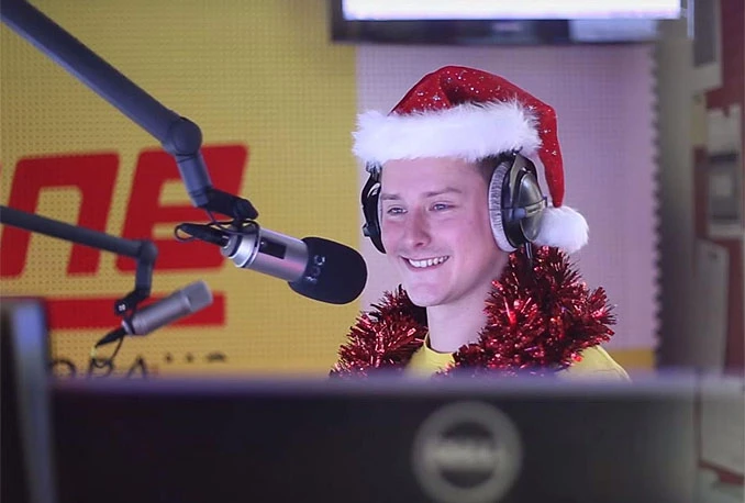 Neslana šala: Voditelj se zabarikadirao u studio i 24 puta zaredom pustio "Last Christmas"