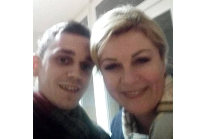Pao prvi Kolindin selfie na fakultetu