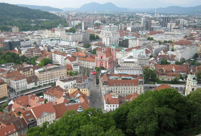 Trend iseljavanja mladih u Sloveniji prisutan zadnje četiri godine