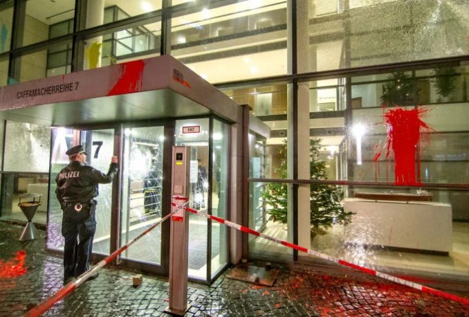 Dimnim bombama, kamenjem i bocama gađali Facebookov centar