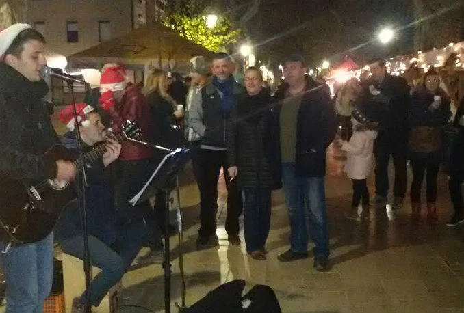 Blagdanski ugođaj: Glazbenici na mostarskom šetalištu