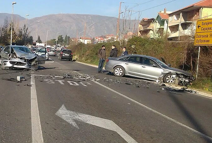 Teži sudar na Tekiji, dvije osobe ozlijeđene