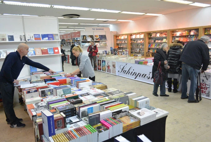 Knjiga se voli: Posjetitelji čekali da se Zimski salon otvori