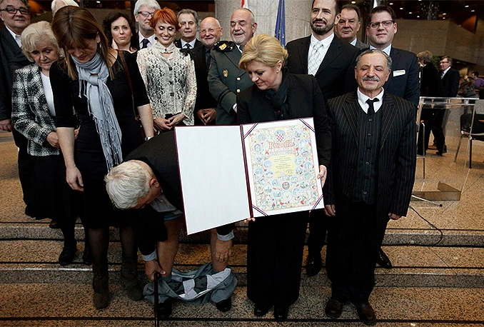 Pale mu hlače dok je pozirao s Kolindom