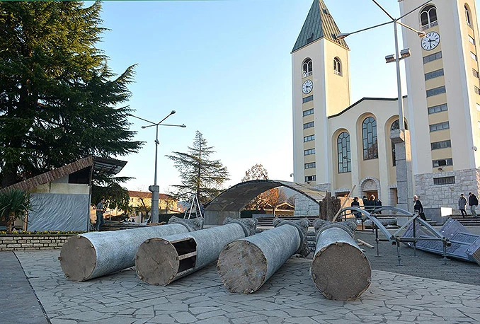 Pripreme za Božić: Liječeni ovisnici u Međugorju grade repliku Betlehema