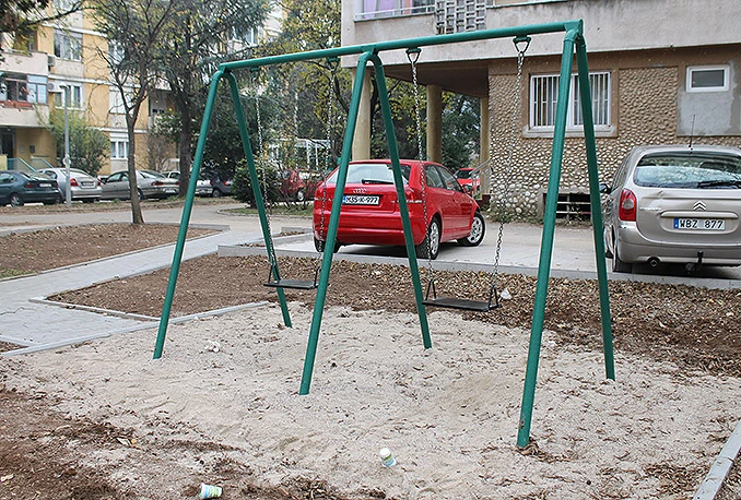 Mostar: Vraćene ljuljačke u novi park