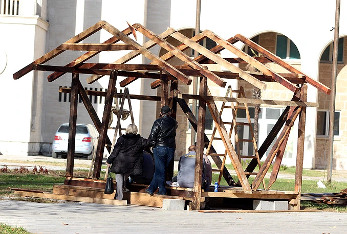 Kićenje grada: Počelo postavljanje božićnih jaslica