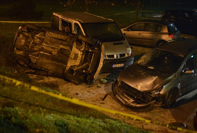 S ceste sletio na parking i uništio tri automobila