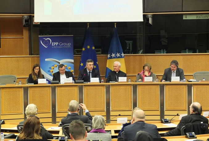 Biskup Franjo Komarica predstavio knjigu u Europskom parlamentu