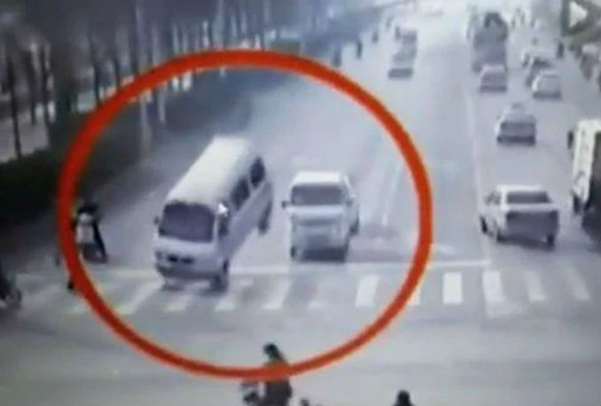 Riješena misterija "letećih" automobila u Kini