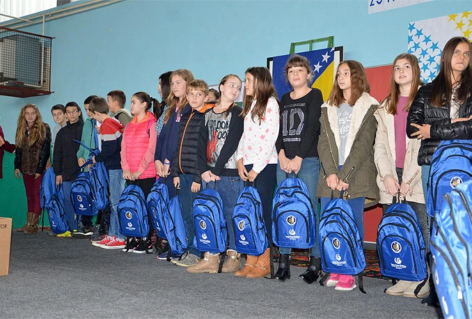 Mostarskim učenicima koji uče turski uručen školski pribor