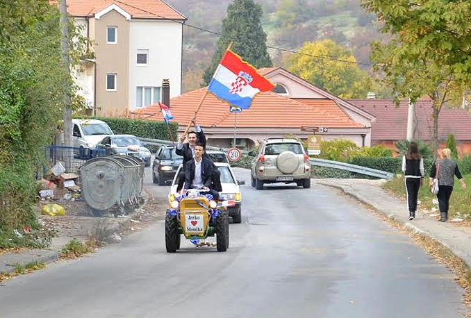 Mladoženja u Mostaru mladu 'pokupio' traktorom