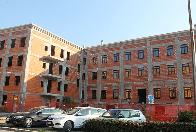 Ugrađeni otvori i vodovodne instalacije na Mikačića kuću