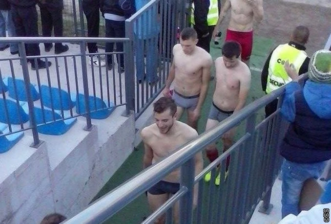 Nakon poraza navijači Borca natjerali igrače da se skinu do gaća!