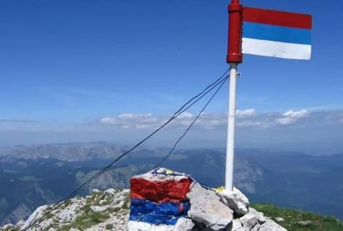 Osvježena srpska trobojka na Magliću