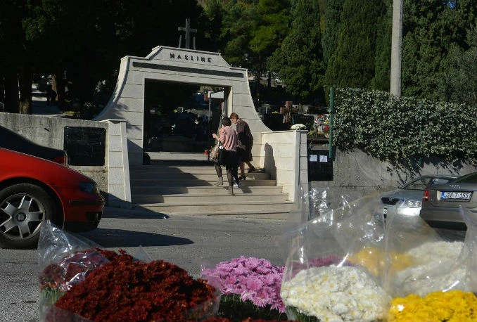 Mostar: Molitva, svijeće i cvijeće za najmilije