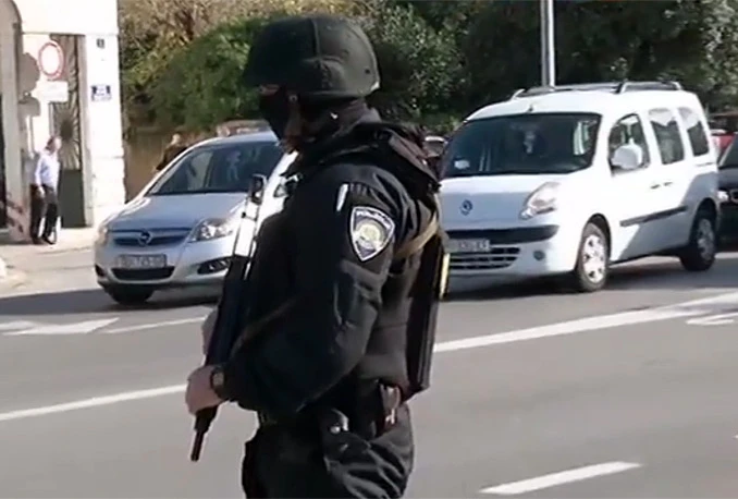 Opsada u Dubrovniku: Policija s dugim cijevima pretresa kruzer, automobile....