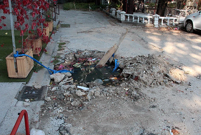 Mostar: Smrad i zaraza pred zgradom