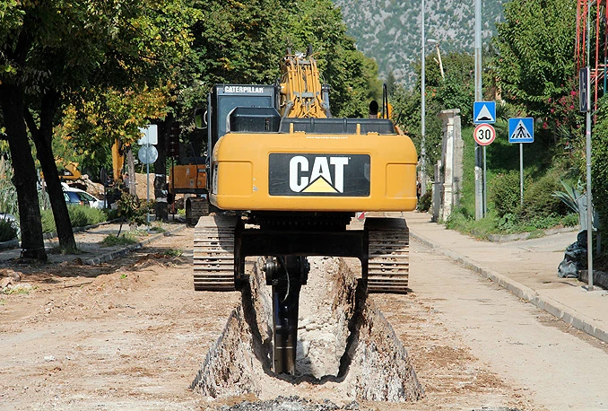 Tako se to radi:  Za samo 15 sati srušili most i osposobili cestu