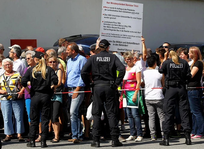 Merkel dobila 215 pisama: Nema više mjesta za izbjeglice