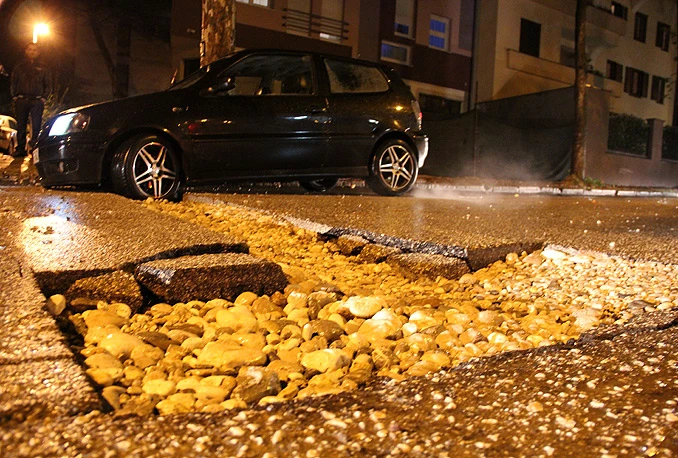Mostar: Upali u raskopani kanal, pregažen i policajac