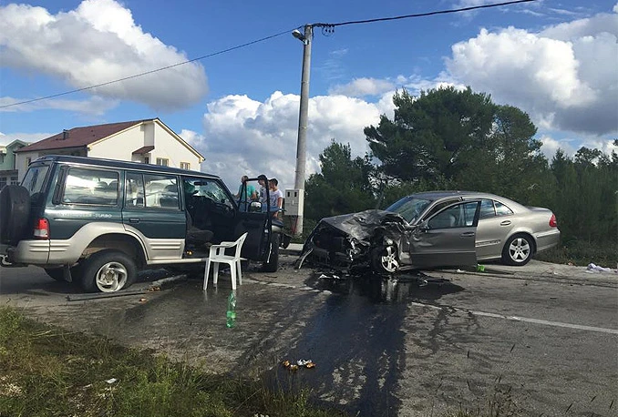 Frontalni sudar limuzine i terenca