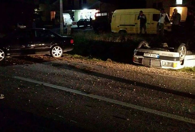 Od siline udarca Mercedes završio na krovu