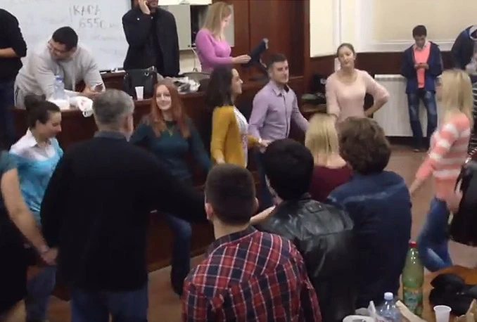 Ovako se prosvjeduje: Studenti u Srbiji zaigrali kolo i blokirali fakultet