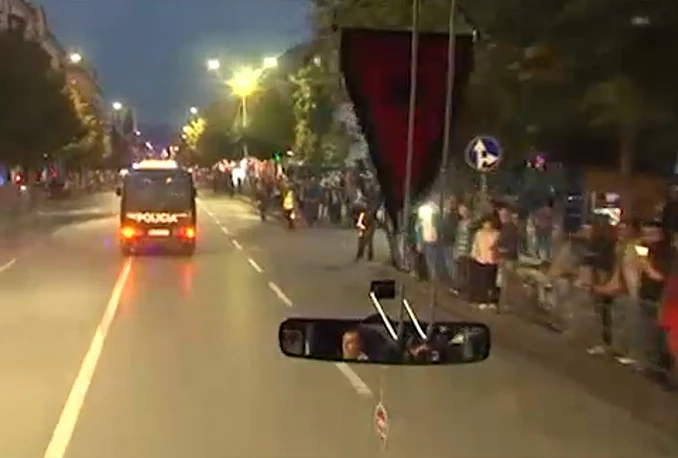 Tirana: Kamenovan autobus s igračima Srbije