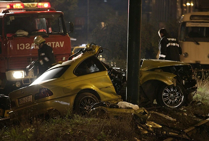 Mladić poginuo u Sarajevu: Na stupu prepolovio BMW-a