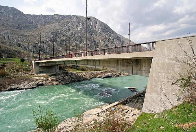 Mostar: Zapucali, pa opljačkali djevojku na mostu