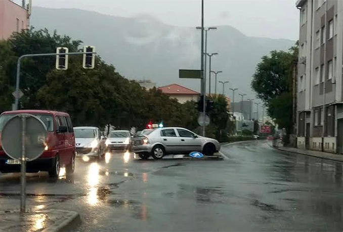 Opelom 'iščupao' znak