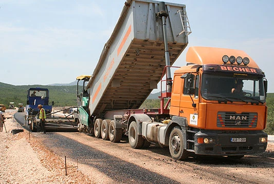 Počelo asfaltiranje cesta oko Buškog jezera
