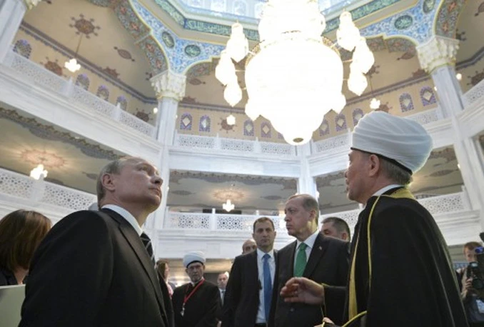 Putin u najvećoj džamiji u Moskvi: Teroristi Islamske države sramote ovu religiju