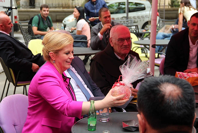 Kolinda dobila šipak u Mostaru