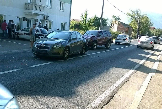 Prvi stao pješaku: Lančani sudar ispred Policijske postaje Potoci
