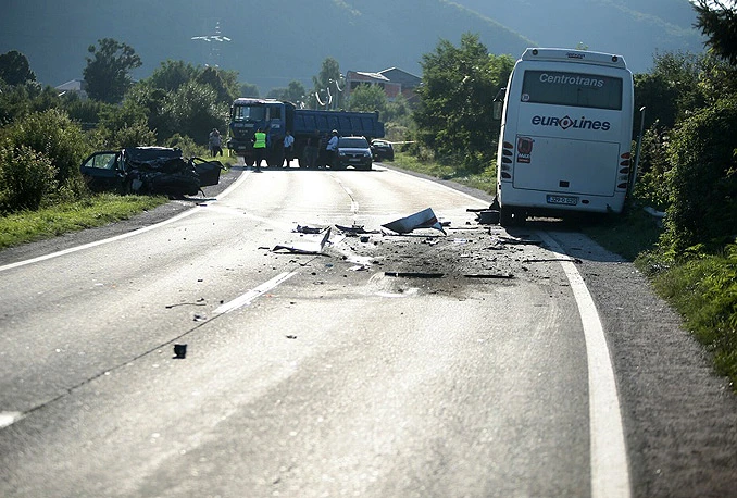 Sudar autobusa i automobila kod Sarajeva: Jedna osoba poginula, više ozlijeđenih