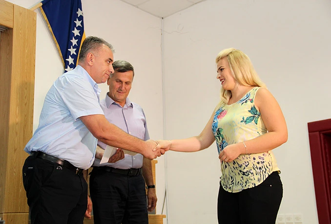 Mostar: Dodijeljeno 100 stipendija za djecu bez roditelja