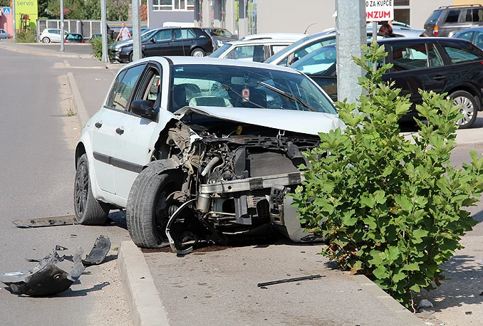 Mostar: Težak sudar tri automobila