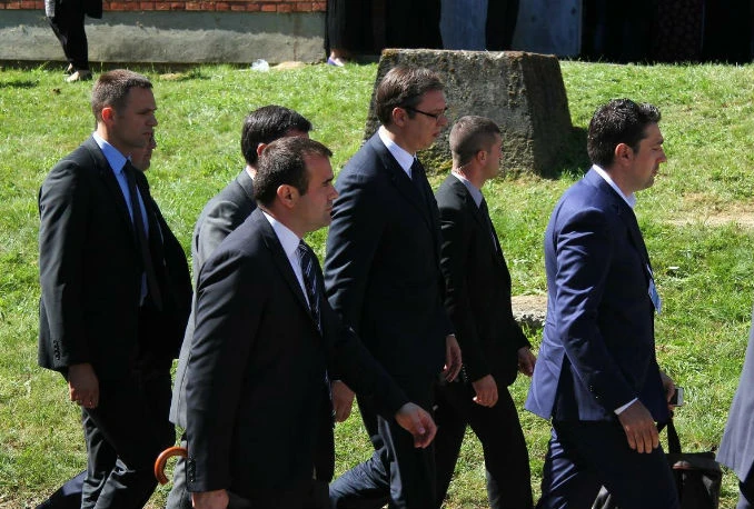 Vučića u Potočarima čuvala svega dva policajca; Identificirano 20 napadača
