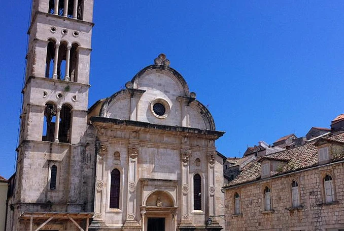Pijani Australci se popeli na katedralu i zvonili
