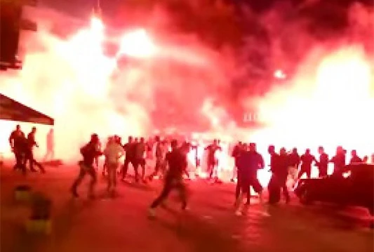 Navijači Dinama i Legije sukobili se noževima, bakljama i stolicama