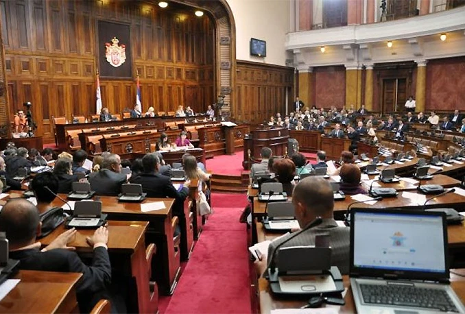 Srbija: Zastupnici u Skupštini mogu gledati porno sadržaj bez kazne