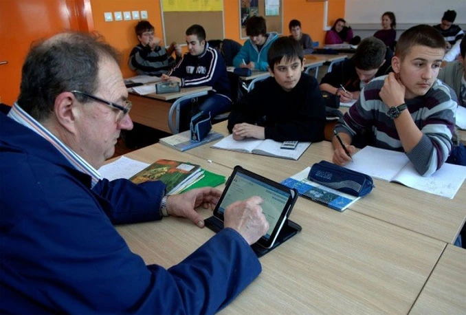 HNŽ: Roditelji će preko interneta imati uvid u broj izostanaka i ocjene djece