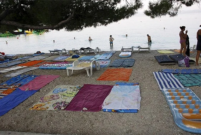 Nakon zauzimanja ručnicima, Jadran muče ležaljke