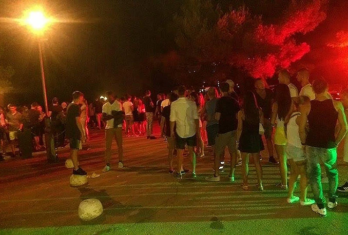 Satima čekali u redu ispred kluba kako bi prisustvovali nastupu folk zvijezde