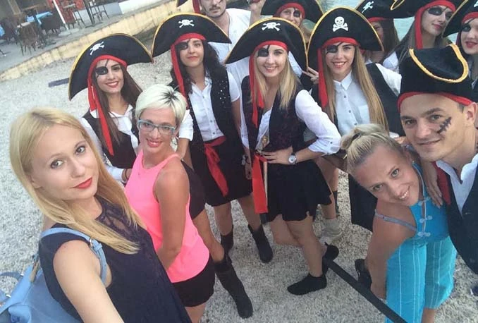 Mostarske mažoretkinje na ljetnom karnevalu u Kotoru