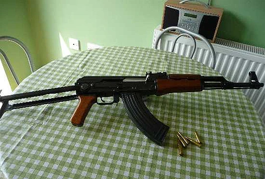 Maskirani s automatima napali ih dok su sjedili u autu