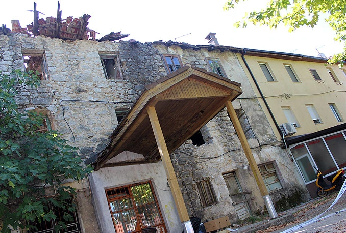 Urušio se dio derutne kuće u središtu Širokog Brijega